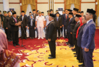 Gubernur Kepulauan Riau Ansar Ahmad mengukuhkan Mudzakir sebagai Kepala Perwakilan BPK Kepri yang baru, Jumat (15/8/2025). Pengukuhan dilangsungkan di Gedung Daerah, Tanjungpinang. Foto: INIKEPRI.COM/KepriProv 