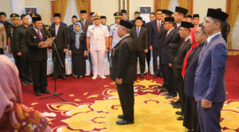 Gubernur Kepulauan Riau Ansar Ahmad mengukuhkan Mudzakir sebagai Kepala Perwakilan BPK Kepri yang baru, Jumat (15/8/2025). Pengukuhan dilangsungkan di Gedung Daerah, Tanjungpinang. Foto: INIKEPRI.COM/KepriProv 