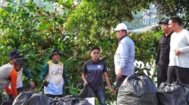 Gubernur Provinsi Kepri secara langsung memimpin gotong royong (goro) di Kawasan Gurindam XII,Tepi Laut Tanjungpinang, Kamis (7/8/2025). Foto: INIKEPRI.COM
