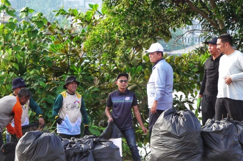 Gubernur Provinsi Kepri secara langsung memimpin gotong royong (goro) di Kawasan Gurindam XII,Tepi Laut Tanjungpinang, Kamis (7/8/2025). Foto: INIKEPRI.COM
