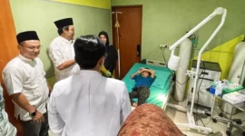 Direktur RSUD RAT Kepulauan Riau dr Bambang Utoyo (berpeci) meninjau ruang ODC Hermatologi Anak, Jumat (29/8/2025). Foto: Humas RSUD RAT Kepri
