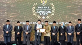 Wakil Gubernur Kepri Nyanyang Haris Pratamura menerima penghargaan pada perhelatan Baznas Award 2025 di Hotel Grand Mercure Ancol, Jakarta, Kamis (28/8/2025). Foto: INIKEPRI.COM/KepriProv 