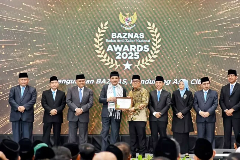 Wakil Gubernur Kepri Nyanyang Haris Pratamura menerima penghargaan pada perhelatan Baznas Award 2025 di Hotel Grand Mercure Ancol, Jakarta, Kamis (28/8/2025). Foto: INIKEPRI.COM/KepriProv 