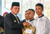 Gubernur Ansar Ahmad secara simbolis menyerahkan dokumen remisi kepada warga binaan di Lembaga Pemasyarakatan Narkotikw Kelas IIA Tanjungpinang, Minggu (17/8/2025). Foto: INIKEPRI.COM/KepriProv 