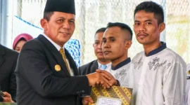 Gubernur Ansar Ahmad secara simbolis menyerahkan dokumen remisi kepada warga binaan di Lembaga Pemasyarakatan Narkotikw Kelas IIA Tanjungpinang, Minggu (17/8/2025). Foto: INIKEPRI.COM/KepriProv 