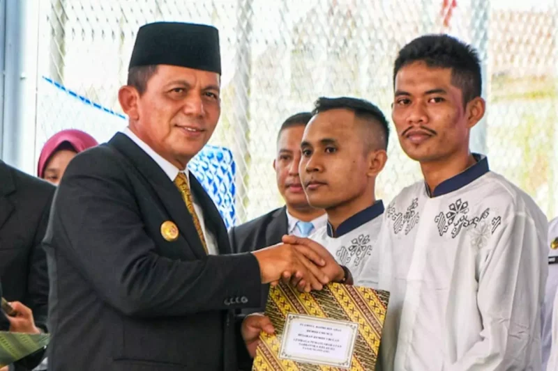 Gubernur Ansar Ahmad secara simbolis menyerahkan dokumen remisi kepada warga binaan di Lembaga Pemasyarakatan Narkotikw Kelas IIA Tanjungpinang, Minggu (17/8/2025). Foto: INIKEPRI.COM/KepriProv 