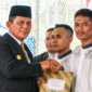 Gubernur Ansar Ahmad secara simbolis menyerahkan dokumen remisi kepada warga binaan di Lembaga Pemasyarakatan Narkotikw Kelas IIA Tanjungpinang, Minggu (17/8/2025). Foto: INIKEPRI.COM/KepriProv 