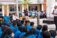 Sekda Adi pada Pembukaan Pengenalan Kehidupan Kampus Mahasiswa Baru (PKKMB) Tahun Akademik 2025/2026 di Halaman Fakultas Ekonomi Dan Bisnis Universitas Maritim Raja Haji Fisabilillah (UMRAH) Dompak, Selasa (19/8/2025). Foto: INIKEPRI.COM