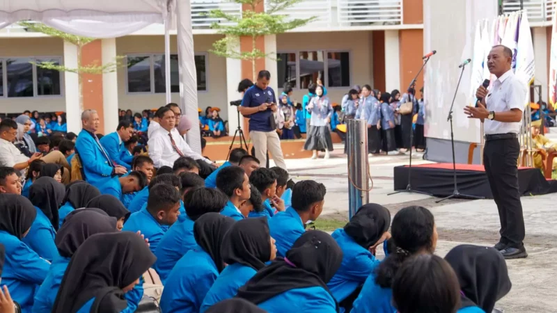 Sekda Adi pada Pembukaan Pengenalan Kehidupan Kampus Mahasiswa Baru (PKKMB) Tahun Akademik 2025/2026 di Halaman Fakultas Ekonomi Dan Bisnis Universitas Maritim Raja Haji Fisabilillah (UMRAH) Dompak, Selasa (19/8/2025). Foto: INIKEPRI.COM