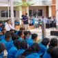 Sekda Adi pada Pembukaan Pengenalan Kehidupan Kampus Mahasiswa Baru (PKKMB) Tahun Akademik 2025/2026 di Halaman Fakultas Ekonomi Dan Bisnis Universitas Maritim Raja Haji Fisabilillah (UMRAH) Dompak, Selasa (19/8/2025). Foto: INIKEPRI.COM
