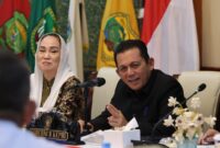 Gubernur Kepri Ansar Ahmad bersama Bupati Natuna Cen Sui Lan dalam Rapat Koordinasi Ekspor dan Impor digelar di Gedung Daerah, Tepi Laut, Tanjungpinang, Senin (25/8/2025). Foto: INIKEPRI.COM/KepriProv 