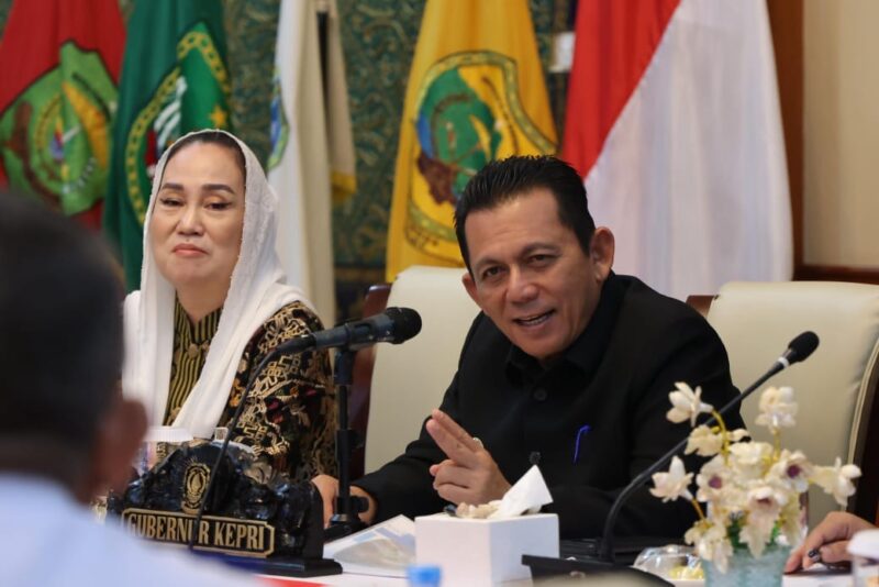 Gubernur Kepri Ansar Ahmad bersama Bupati Natuna Cen Sui Lan dalam Rapat Koordinasi Ekspor dan Impor digelar di Gedung Daerah, Tepi Laut, Tanjungpinang, Senin (25/8/2025). Foto: INIKEPRI.COM/KepriProv