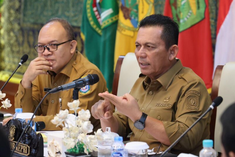 Gubernur Kepulauan Riau Ansar Ahmad saat mengikuti rapat pemenuhan kebutuhan tenaga dokter spesialis dan subspesialis di daerah bersama Kementerian Koordinator Bidang Pembangunan Manusia dan Kebudayaan. Foto: INIKEPRI.COM/KepriProv