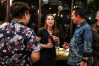 Gubernur Ansar berbincang dengan Lisa Podolny, Konsul Amerika Serikat untuk Wilayah Sumatera di acara Welcome Reception kawasan Harborbay Batam, Senin (22/9/2025) malam. Foto: INIKEPRI.COM/KepriProv 