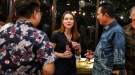 Gubernur Ansar berbincang dengan Lisa Podolny, Konsul Amerika Serikat untuk Wilayah Sumatera di acara Welcome Reception kawasan Harborbay Batam, Senin (22/9/2025) malam. Foto: INIKEPRI.COM/KepriProv 