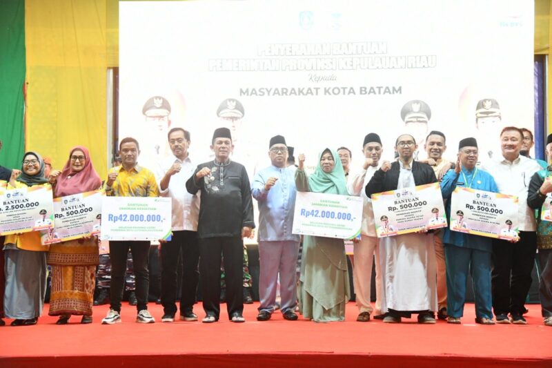 Gubernur Ansar bersama Wagub Nyanyang berfoto bersama penerima manfaat bantuan dan insentif dari Pemerintah Provinsi Kepri untuk warga Batam, di Ballroom Restoran Golden Prawn, Bengkong, Batam, Jumat (26/9/2025). Foto: INIKEPRI.COM/KepriProv 