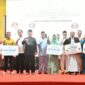 Gubernur Ansar bersama Wagub Nyanyang berfoto bersama penerima manfaat bantuan dan insentif dari Pemerintah Provinsi Kepri untuk warga Batam, di Ballroom Restoran Golden Prawn, Bengkong, Batam, Jumat (26/9/2025). Foto: INIKEPRI.COM/KepriProv 