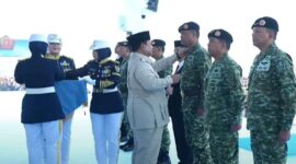 Presiden Prabowo Subianto (keempat dari kanan) melantik Jenderal TNI Tandyo Budi Revita sebagai Wakil Panglima TNI pada upacara gelar pasukan operasional dan kehormatan militer di Lapangan Udara Suparlan, Batujajar, Jawa Barat, Minggu (10/8/2025). Foto: Tangkapan Layar YouTube/Sekretariat Presiden