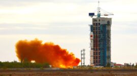 Sebuah roket pengangkut Long March-2C, dengan tahap atas Yuanzheng-1S (Ekspedisi-1S) terpasang pada roket tersebut dan membawa satelit uji coba untuk teknologi internet satelit, lepas landas dari Pusat Peluncuran Satelit Jiuquan di China barat laut pada 16 September 2025. Satelit itu berhasil mencapai orbit yang telah ditentukan. Foto: ANTARA/Xinhua/Wang Haixia