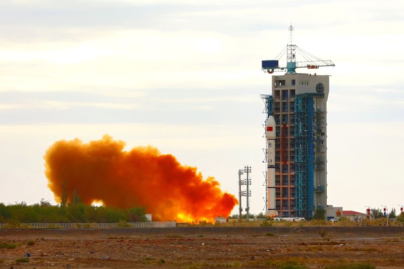 Sebuah roket pengangkut Long March-2C, dengan tahap atas Yuanzheng-1S (Ekspedisi-1S) terpasang pada roket tersebut dan membawa satelit uji coba untuk teknologi internet satelit, lepas landas dari Pusat Peluncuran Satelit Jiuquan di China barat laut pada 16 September 2025. Satelit itu berhasil mencapai orbit yang telah ditentukan. Foto: ANTARA/Xinhua/Wang Haixia