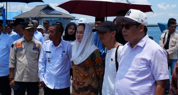 Bupati Natuna, Cen Sui Lan, bersama Wakil Bupati Jarmin turun langsung meninjau lokasi kebakaran yang melanda Kelurahan Sedanau, Kecamatan Bunguran Barat, pada 13 September 2025 lalu.  Foto: INIKEPRI.COM/NatunaKab 