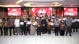Wali Kota Batam, Amsakar Achmad, menyerahkan langsung piala dan hadiah lomba gerak jalan beregu dalam resepsi di Aula Engku Hamidah, Kantor Wali Kota Batam, Minggu (31/8/2025). Foto: INIKEPRI.COM
