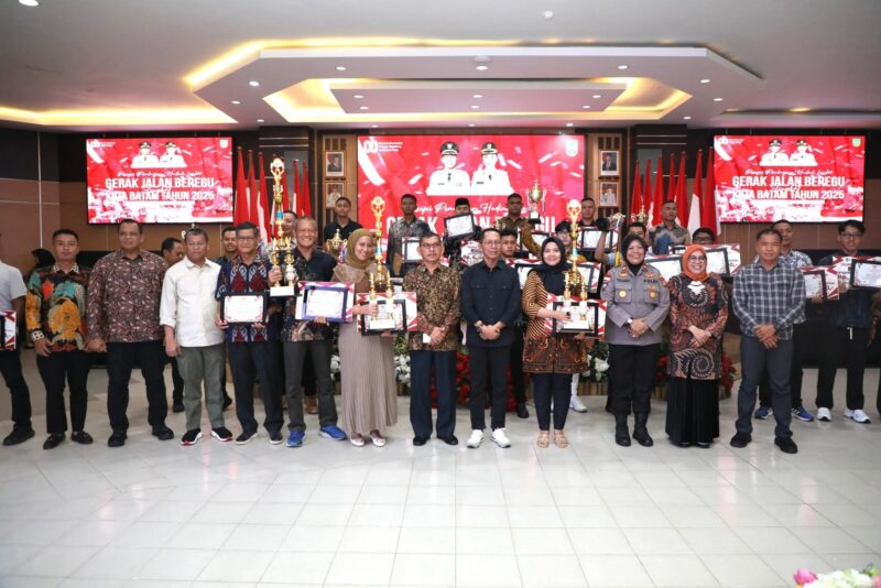 Wali Kota Batam, Amsakar Achmad, menyerahkan langsung piala dan hadiah lomba gerak jalan beregu dalam resepsi di Aula Engku Hamidah, Kantor Wali Kota Batam, Minggu (31/8/2025). Foto: INIKEPRI.COM