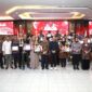 Wali Kota Batam, Amsakar Achmad, menyerahkan langsung piala dan hadiah lomba gerak jalan beregu dalam resepsi di Aula Engku Hamidah, Kantor Wali Kota Batam, Minggu (31/8/2025). Foto: INIKEPRI.COM