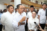 Wali Kota Batam Amsakar Achmad didampingi Wakil Wali Kota Batam Li Claudia Chandra saat diwawancarai awak media. Foto: INIKEPRI.COM