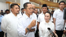 Wali Kota Batam Amsakar Achmad didampingi Wakil Wali Kota Batam Li Claudia Chandra saat diwawancarai awak media. Foto: INIKEPRI.COM