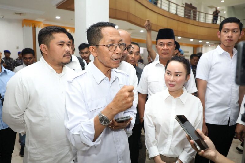 Wali Kota Batam Amsakar Achmad didampingi Wakil Wali Kota Batam Li Claudia Chandra saat diwawancarai awak media. Foto: INIKEPRI.COM