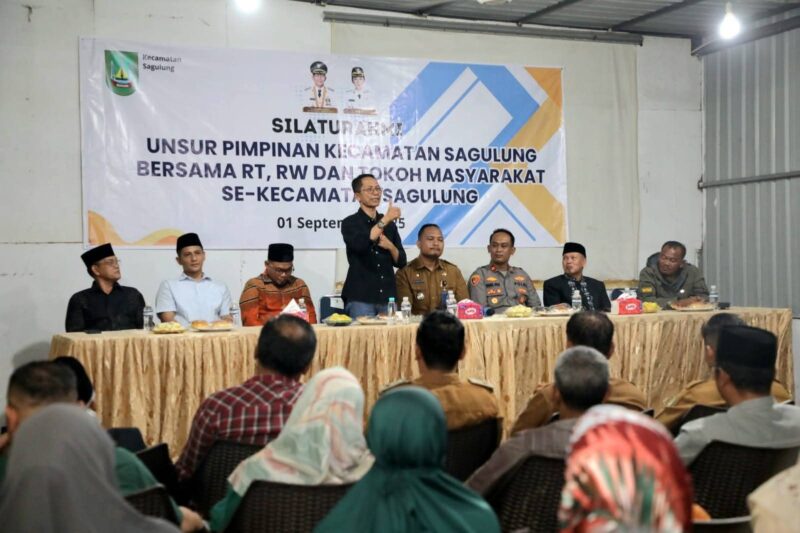Amsakar saat menghadiri kegiatan silaturahmi bersama RT, RW, lurah, tokoh masyarakat, dan unsur pimpinan Kecamatan Sagulung di Kantor Camat Sagulung, Senin (1/9/2025). Foto: INIKEPRI.COM
