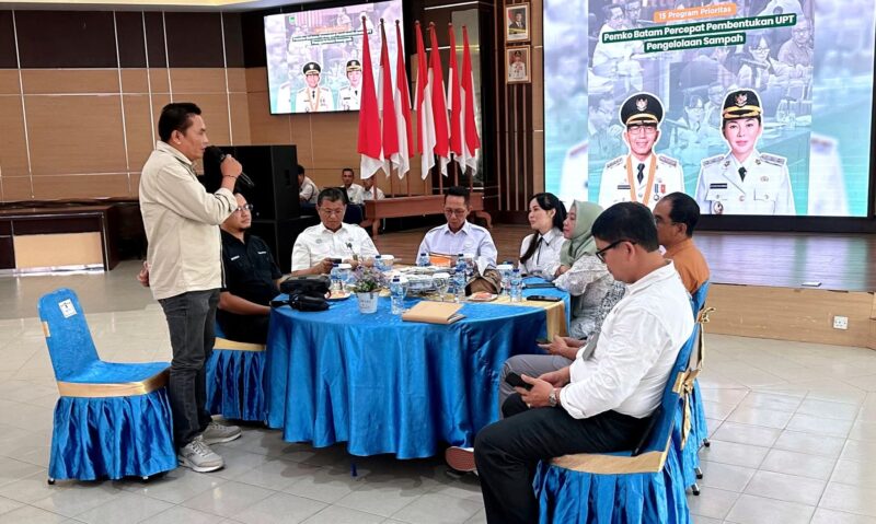Wali Kota Batam, Amsakar Achmad, bersama Wakil Wali Kota Li Claudia Chandra, bersilaturahmi dengan insan pers di Ruang Rapat Lantai IV Kantor Wali Kota Batam, Rabu (3/9/2025). Foto: Inikepri.com