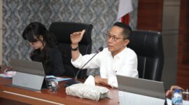 Wali Kota Batam, Amsakar Achmad, bersama Wakil Wali Kota, Li Claudia Chandra, memimpin Rapat Koordinasi (Rakor) terkait kebersihan, pertamanan, dan drainase Kota Batam. Foto: INIKEPRI.COM