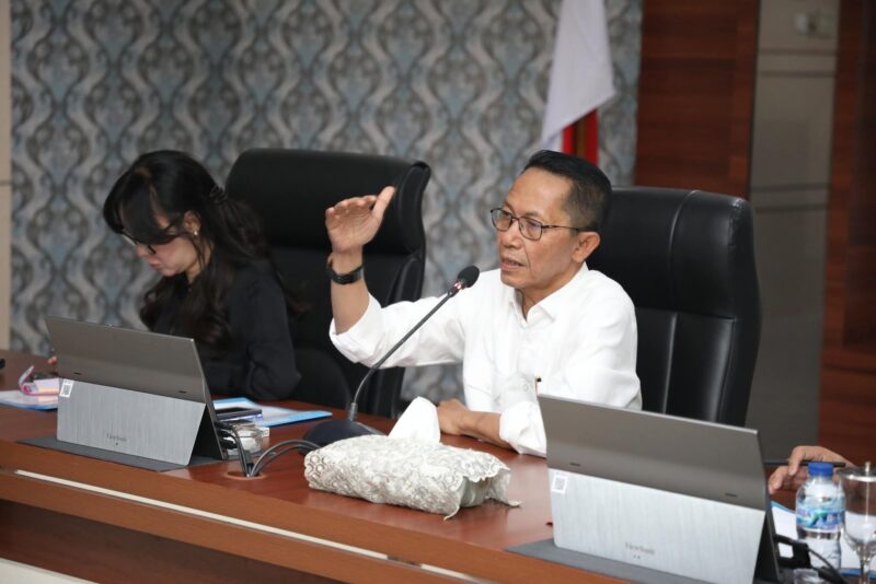 Wali Kota Batam, Amsakar Achmad, bersama Wakil Wali Kota, Li Claudia Chandra, memimpin Rapat Koordinasi (Rakor) terkait kebersihan, pertamanan, dan drainase Kota Batam. Foto: INIKEPRI.COM