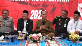 Wali Kota Batam, Amsakar Achmad, bersama Forkopimda dan tokoh lintas agama menghadiri dan berdoa bersama untuk keselamatan kota batam dan Indonesia dalam rangka Doa Kebangsaan Tingkat Kota Batam di Aula Engku Hamidah, Lantai IV Kantor Wali Kota Batam, Senin (8/9/2025). Foto: INIKEPRI.COM