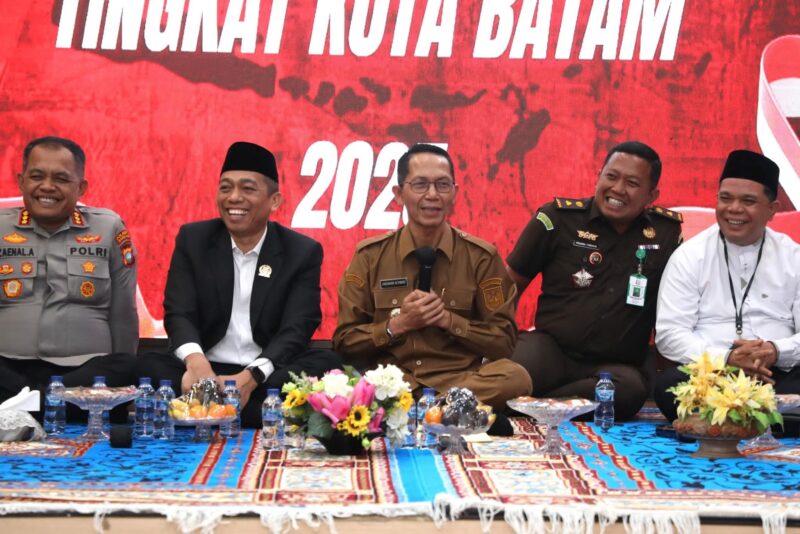 Wali Kota Batam, Amsakar Achmad, bersama Forkopimda dan tokoh lintas agama menghadiri dan berdoa bersama untuk keselamatan kota batam dan Indonesia dalam rangka Doa Kebangsaan Tingkat Kota Batam di Aula Engku Hamidah, Lantai IV Kantor Wali Kota Batam, Senin (8/9/2025). Foto: INIKEPRI.COM