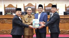 Amsakar Achmad dalam sidang paripurna DPRD Kota Batam, Senin (8/9/2025). Foto: INIKEPRI.COM