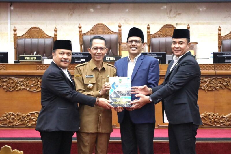 Amsakar Achmad dalam sidang paripurna DPRD Kota Batam, Senin (8/9/2025). Foto: INIKEPRI.COM