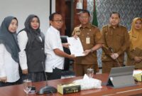 Pj Sekretaris Daerah (Sekda) Kota Batam Firmansyah, menyambut kedatangan tim Badan Pemeriksaan Keuangan (BPK) Perwakilan Provinsi Kepulauan Riau (Kepri), di ruang Rapat Hang Nadim, Kantor Wali Kota Batam, Senin (8/9/2025). Foto: INIKEPRI.COM/Media Center Batam
