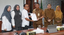 Pj Sekretaris Daerah (Sekda) Kota Batam Firmansyah, menyambut kedatangan tim Badan Pemeriksaan Keuangan (BPK) Perwakilan Provinsi Kepulauan Riau (Kepri), di ruang Rapat Hang Nadim, Kantor Wali Kota Batam, Senin (8/9/2025). Foto: INIKEPRI.COM/Media Center Batam
