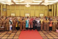 Ketua TP-PKK Kota Batam, Hj. Erlita Amsakar, membuka secara resmi kegiatan Pelatihan Koding dan Kecerdasan Artifisial bagi tenaga pendidik serta Penguatan Pendidikan Karakter dan Kesejahteraan Psikologis guru PAUD di Harmoni One Hotel & Convention Center, Senin (8/9/2025). Foto: INIKEPRI.COM/Media Center Batam
