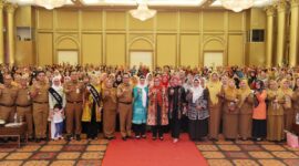 Ketua TP-PKK Kota Batam, Hj. Erlita Amsakar, membuka secara resmi kegiatan Pelatihan Koding dan Kecerdasan Artifisial bagi tenaga pendidik serta Penguatan Pendidikan Karakter dan Kesejahteraan Psikologis guru PAUD di Harmoni One Hotel & Convention Center, Senin (8/9/2025). Foto: INIKEPRI.COM/Media Center Batam
