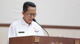 Wali Kota Batam, Amsakar Achmad, menyampaikan penjelasan resmi terkait Rancangan Peraturan Daerah (Ranperda) tentang Penyelenggaraan Perlindungan dan Pengelolaan Lingkungan Hidup di rapat paripurna DPRD Kota Batam, Batam Center, Rabu (10/9/2025). Foto: INIKEPRI.COM
