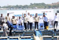 Wakil Presiden Gibran Rakabuming Raka panen perdana lobster di Batam. Foto: INIKEPRI.COM