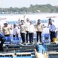 Wakil Presiden Gibran Rakabuming Raka panen perdana lobster di Batam. Foto: INIKEPRI.COM
