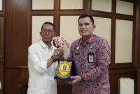 Wali Kota Batam Amsakar Achmad dalam pertemuan bersama Kepala Kantor Wilayah Kemenkumham Kepri, Edison Manik, di Ruang Kerja Kepala BP Batam, Kamis (11/9/2025) sore. Foto: INIKEPRI.COM