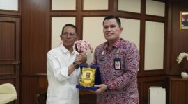 Wali Kota Batam Amsakar Achmad dalam pertemuan bersama Kepala Kantor Wilayah Kemenkumham Kepri, Edison Manik, di Ruang Kerja Kepala BP Batam, Kamis (11/9/2025) sore. Foto: INIKEPRI.COM