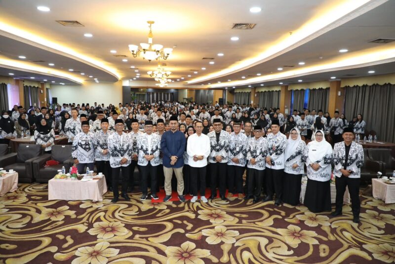Wali Kota Batam, Amsakar Achmad, membuka Konferensi Kota VIII Persatuan Guru Republik Indonesia (PGRI) Kota Batam di Golden View Hotel, Bengkong, Jumat (12/9/2025).  Foto: INIKEPRI.COM