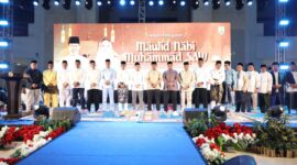 Suasana penuh khidmat menyelimuti Masjid Sultan Mahmud Riayat Syah, Batu Aji, Jumat (12/9/2025) malam. Ribuan jamaah berkumpul dalam peringatan Maulid Nabi Muhammad SAW yang dirangkaikan dengan Doa Kebangsaan. Foto: INIKEPRI.COM